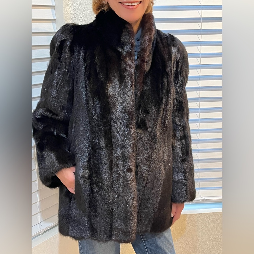 Beautiful Vintage Furriers Meshekow Brothers black Mink Jacket. Sz Small.